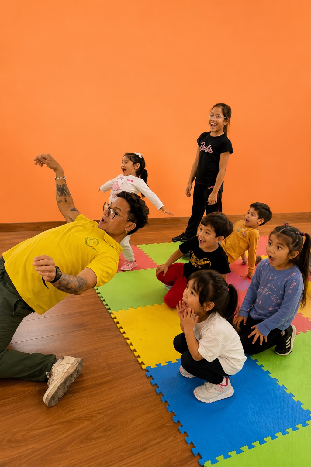 Profesor y niños en actividad de baile