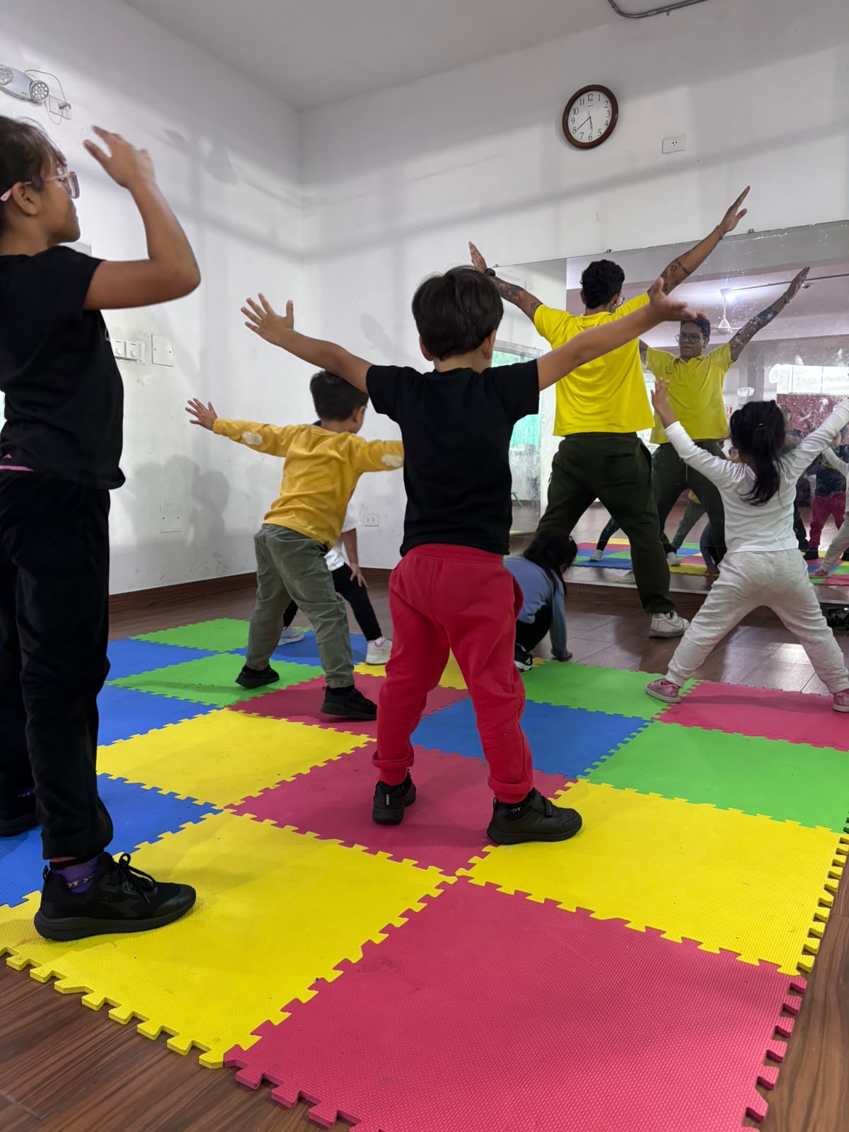 Niños siguiendo una rutina de baile