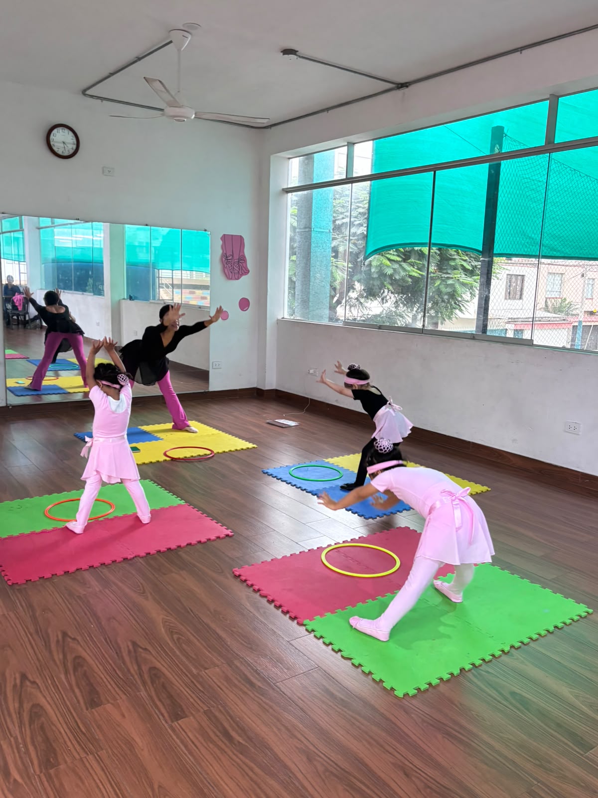 Niñas practicando ballet en sala