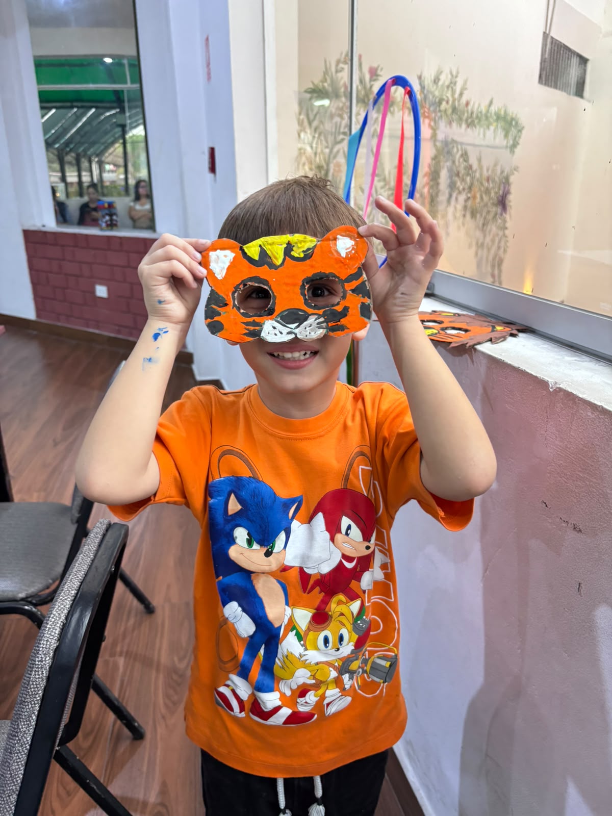 Niño mostrando una máscara creativa